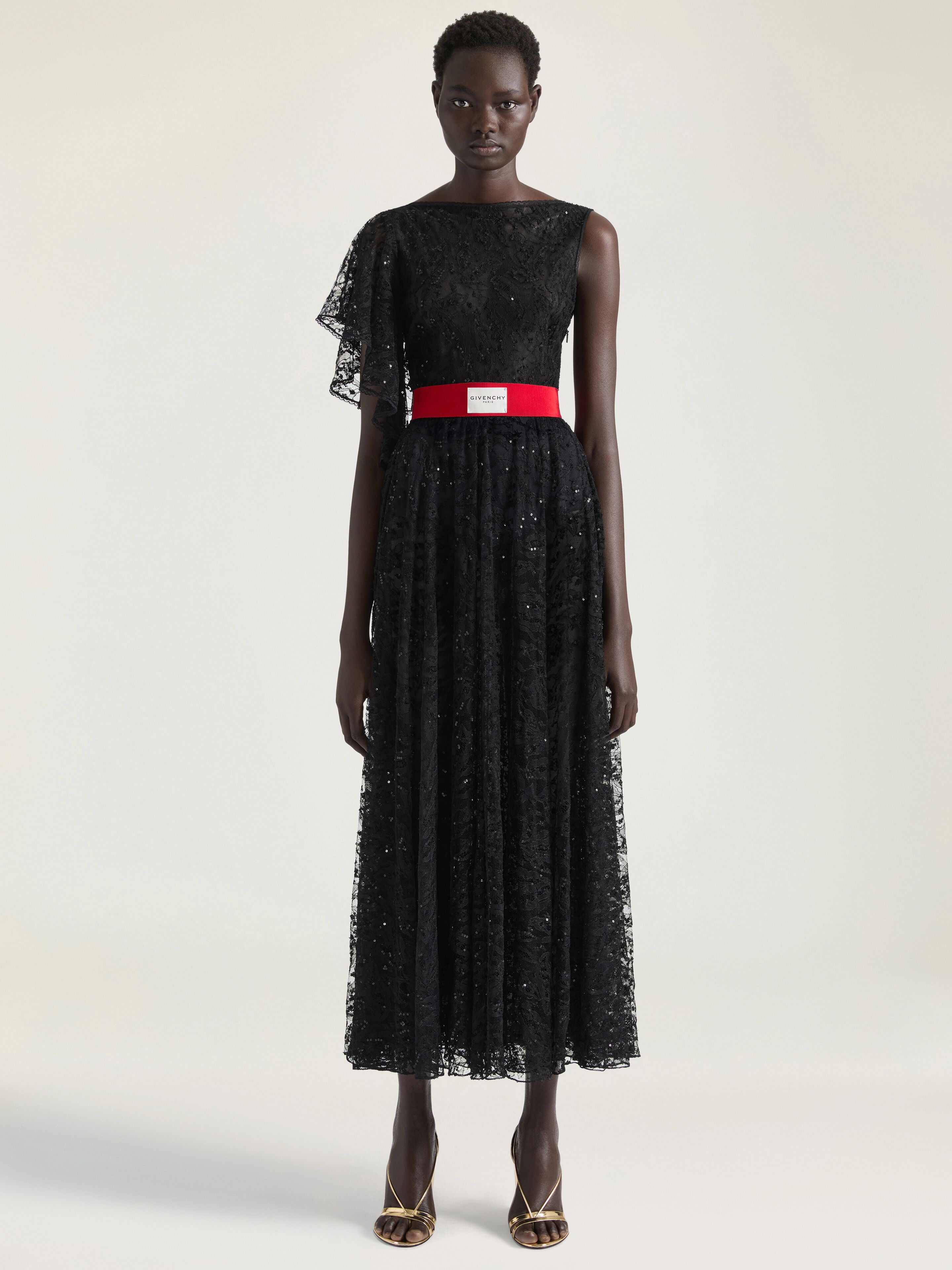 Asymmetric dress in lace with sequins